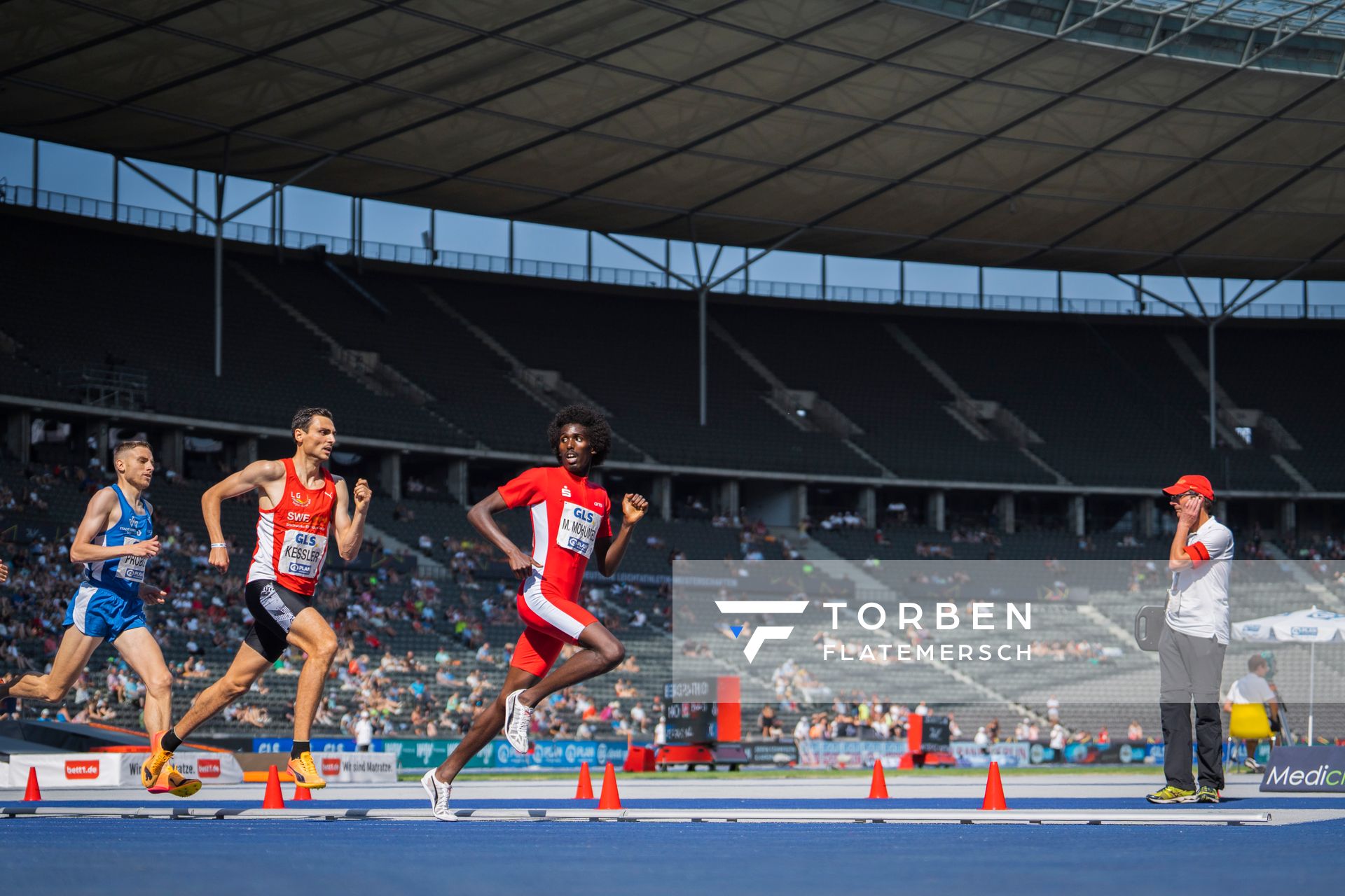 Mohamed Mohumed (LG Olympia Dortmund) dreht sich um und sieht nach Christoph Kessler (LG Region Karlsruhe) und Marius Probst (TV Wattenscheid 01) ueber 1500m waehrend der deutschen Leichtathletik-Meisterschaften im Olympiastadion am 26.06.2022 in Berlin